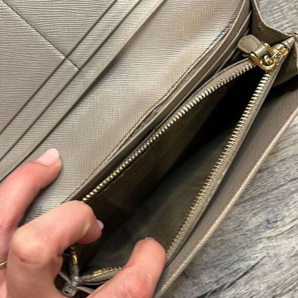 Authenticated Prada Beige Saffiano Lux Wallet ($1,100) 🌟professionally cleaned 🌟 - Picture 16 of 17